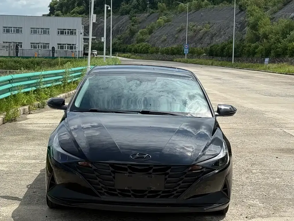 Hyundai Elantra — фото 1