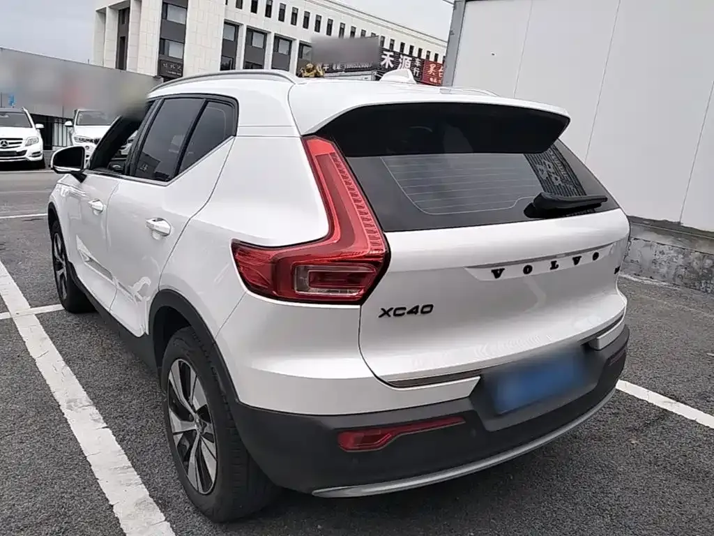 Volvo XC40 — фото 6