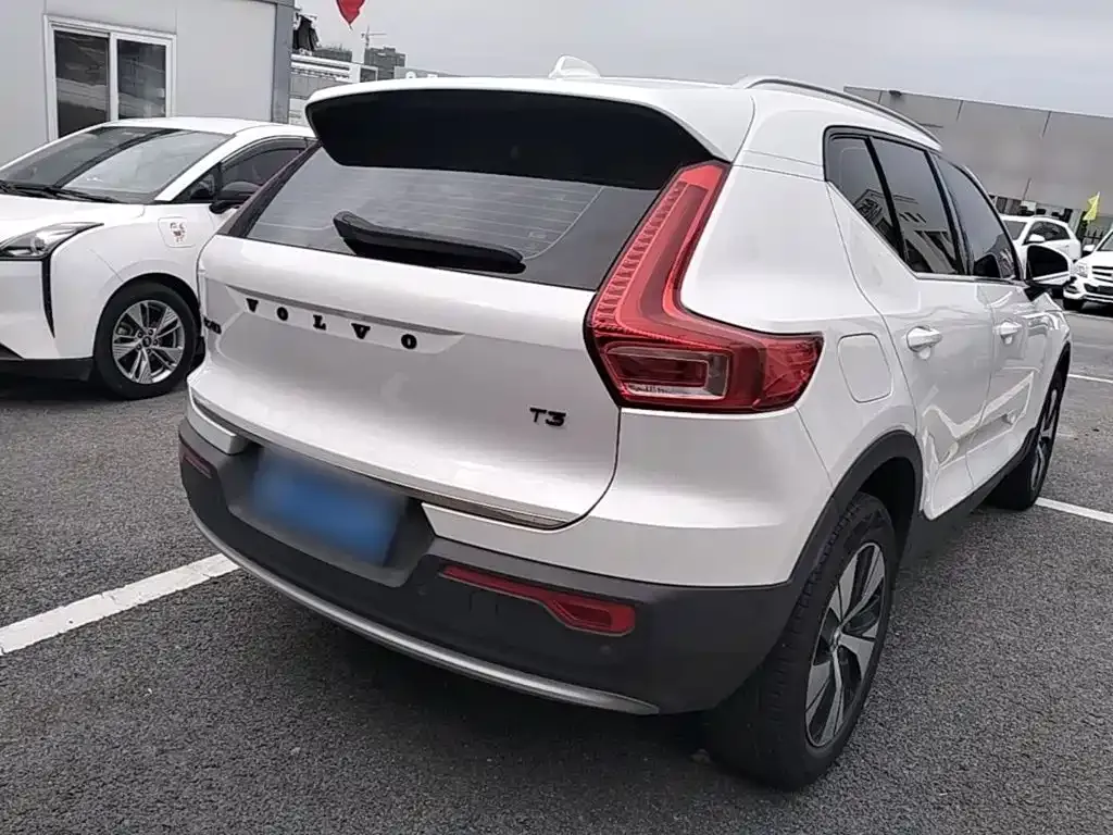 Volvo XC40 — фото 9