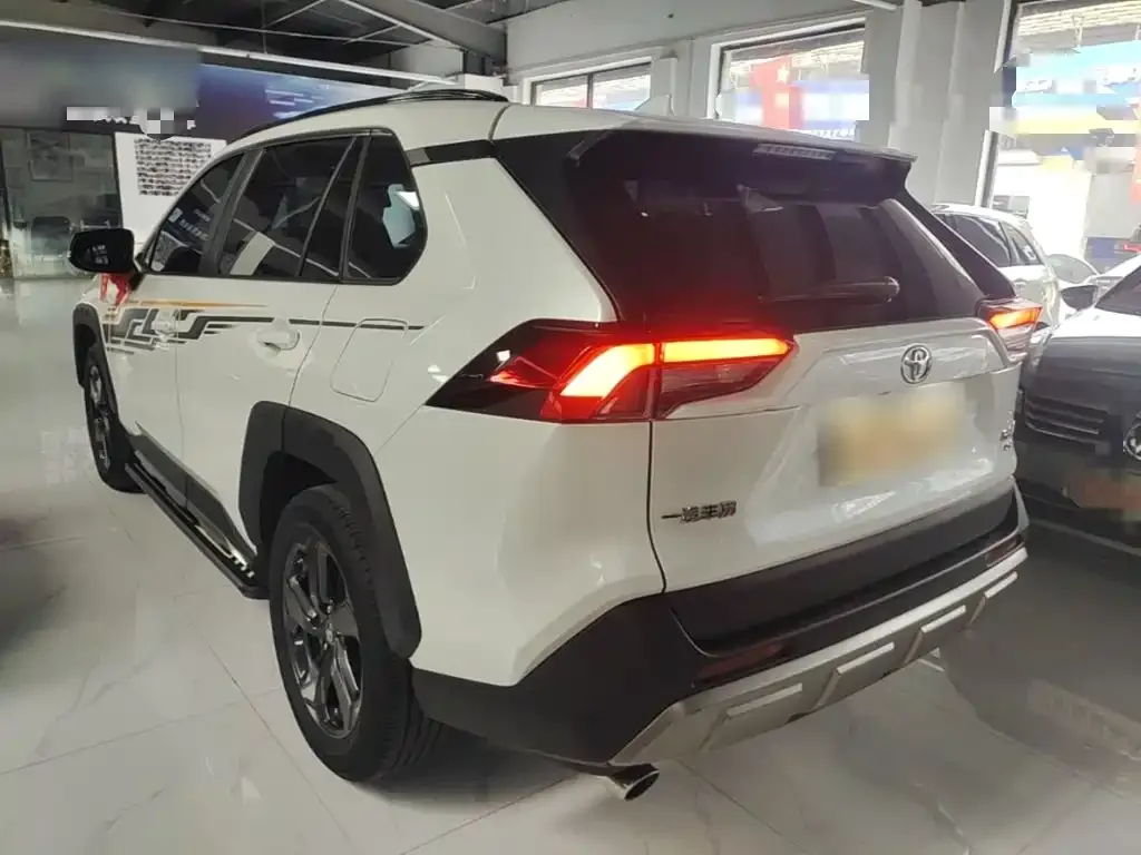 Toyota RAV4 — фото 8