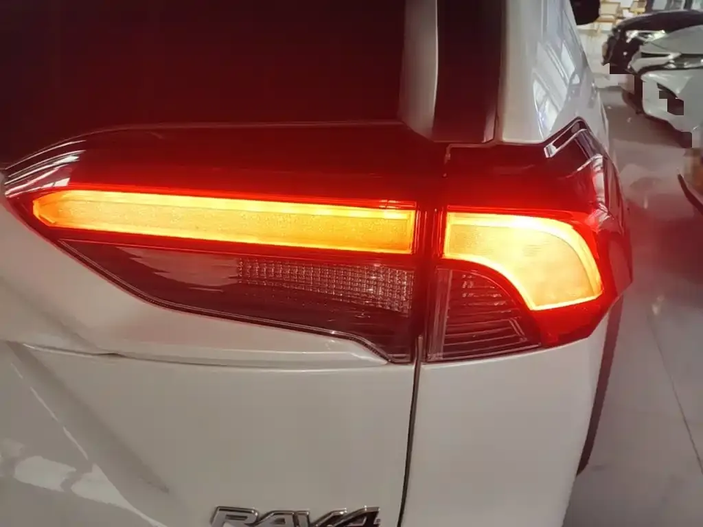 Toyota RAV4 — фото 4
