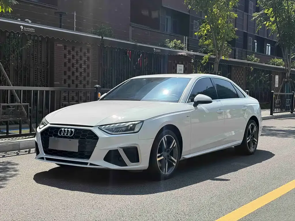 Audi A4L — фото 1