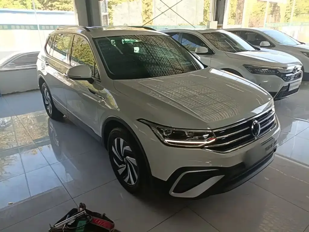 Volkswagen Tiguan L — фото 7