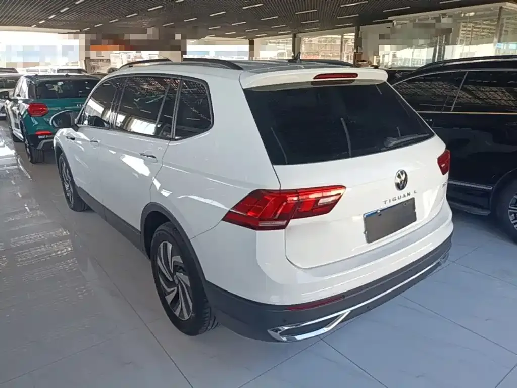 Volkswagen Tiguan L — фото 10