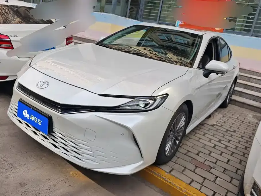Toyota Camry — фото 1