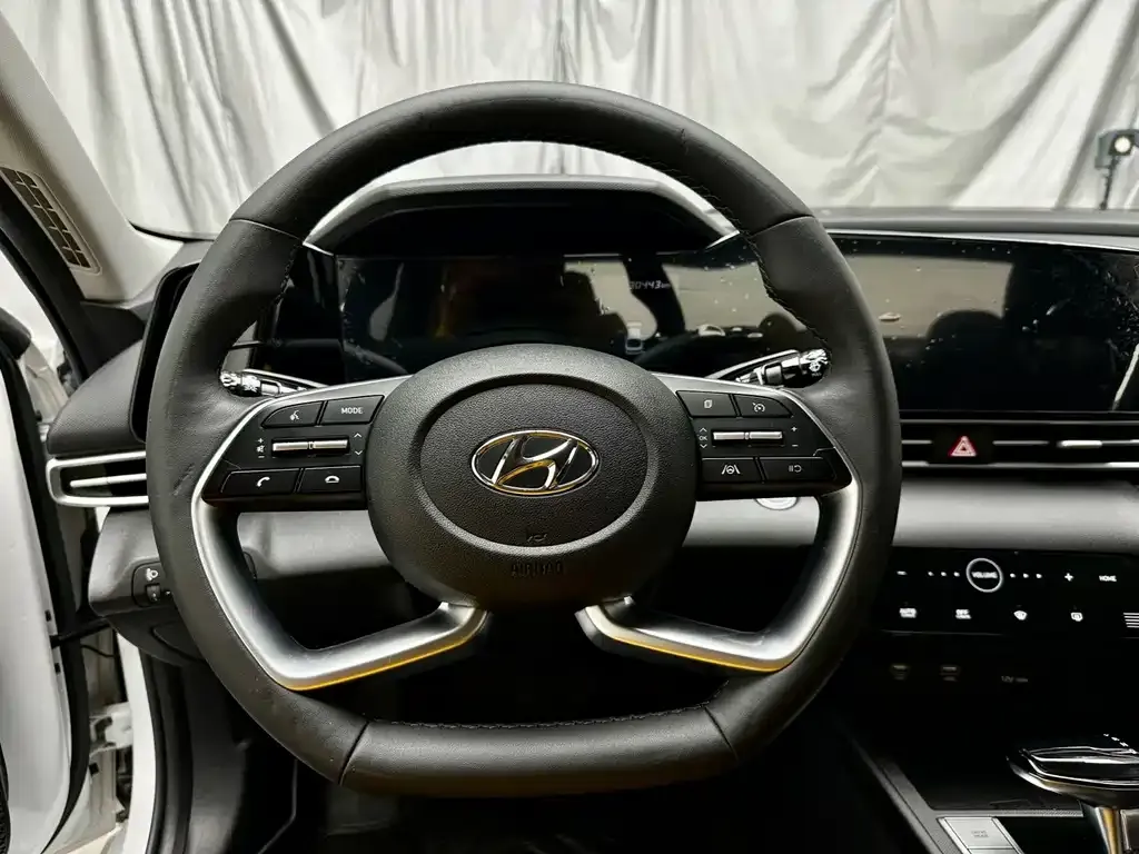 Hyundai Elantra — фото 3