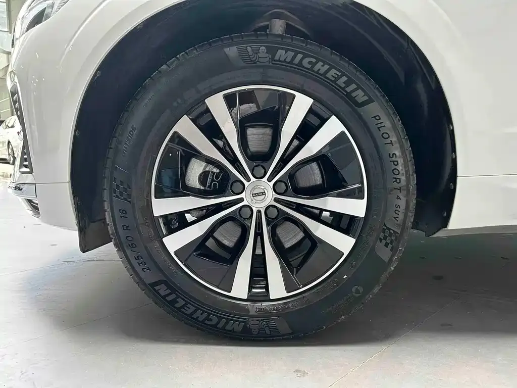 Volvo XC60 — фото 10