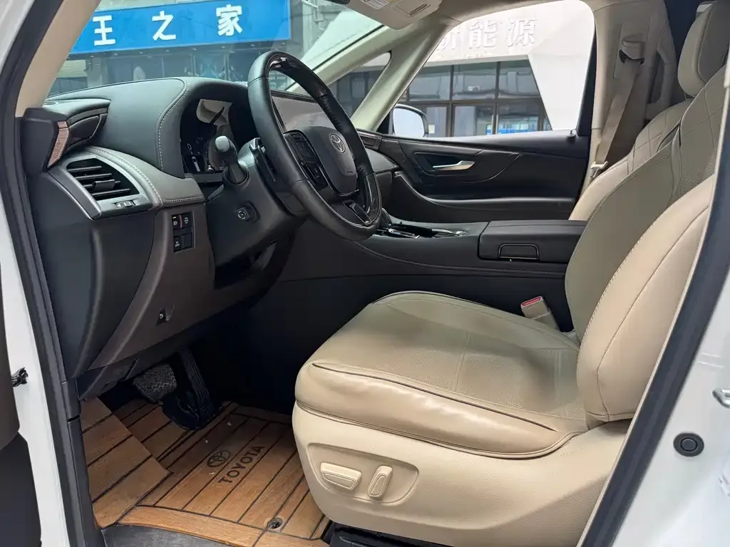 Toyota Alphard — фото 4
