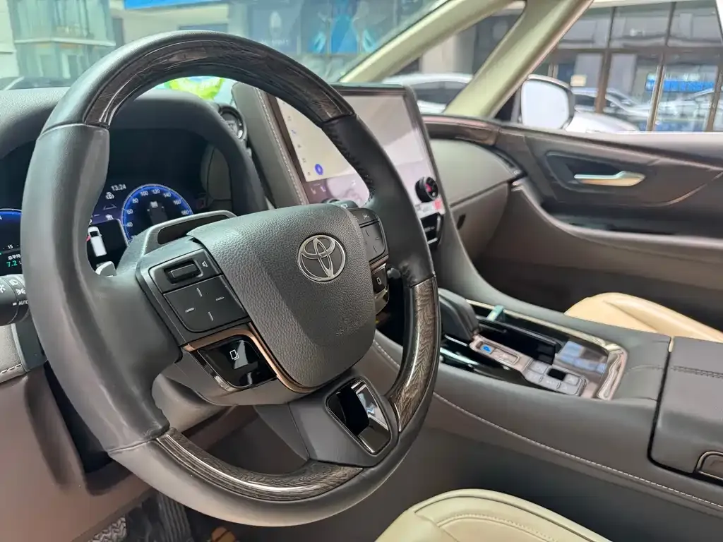 Toyota Alphard — фото 2