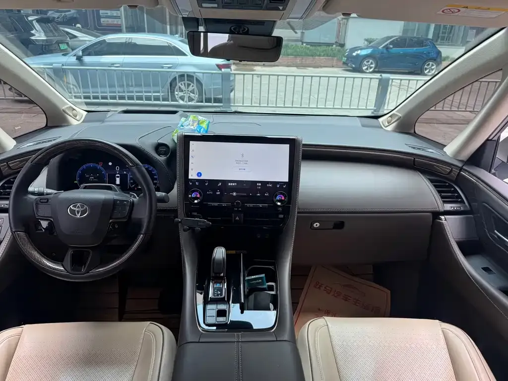 Toyota Alphard — фото 10