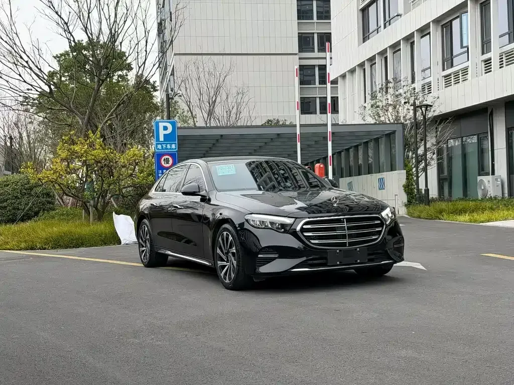Mercedes-Benz E-Class — фото 1