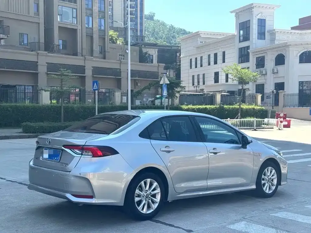 Toyota Corolla — фото 4