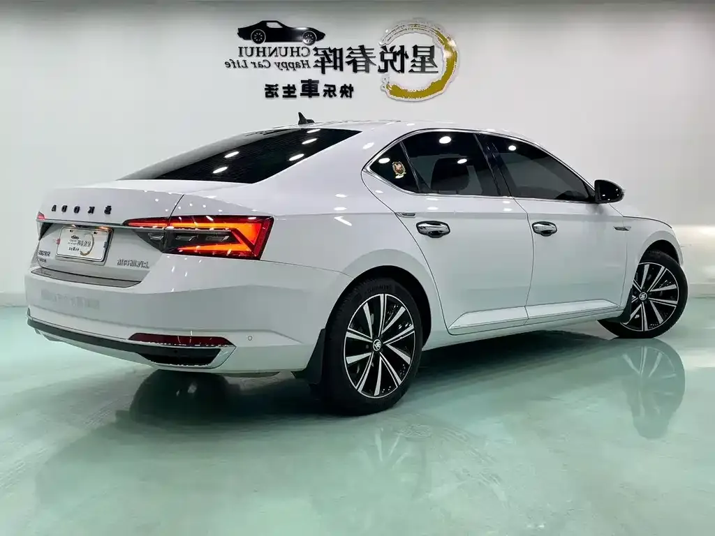 Skoda Superb — фото 9