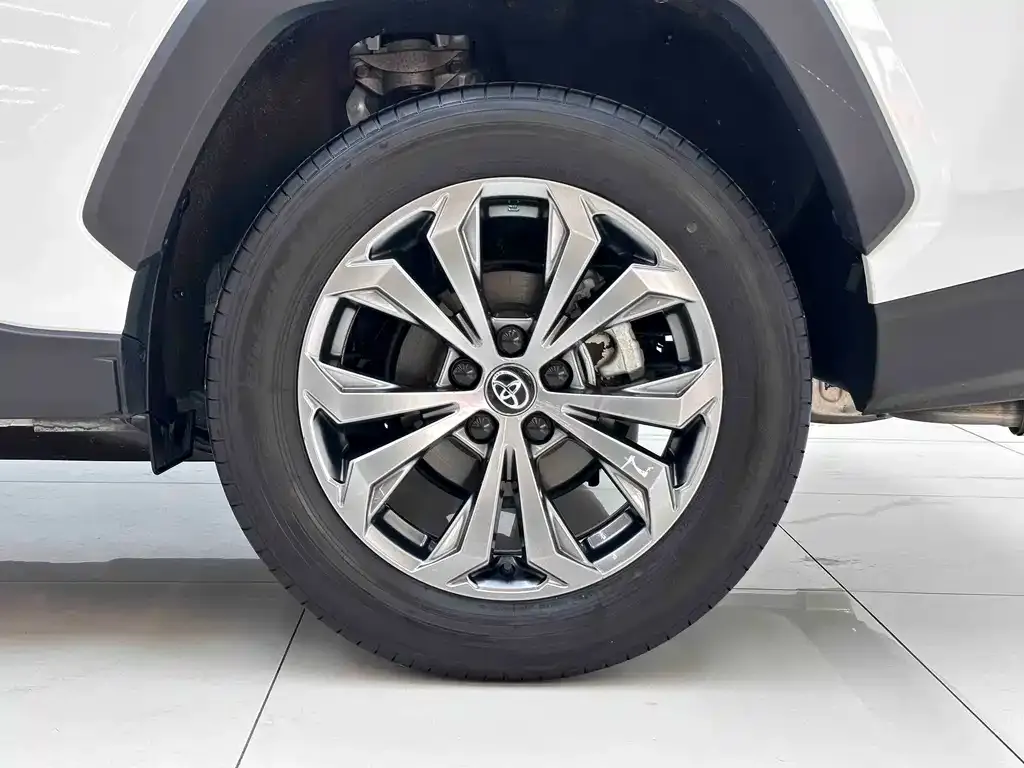 Toyota RAV4 — фото 9
