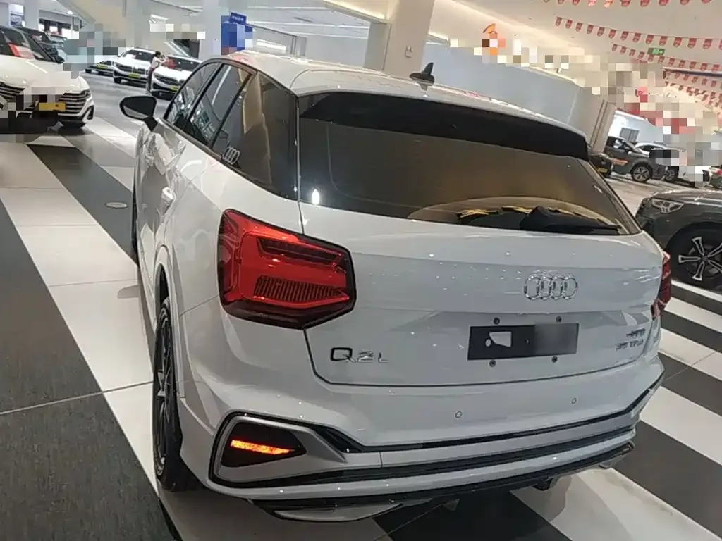 Audi Q2L — фото 10