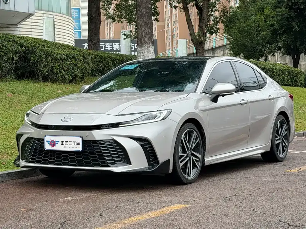 Toyota Camry — фото 1