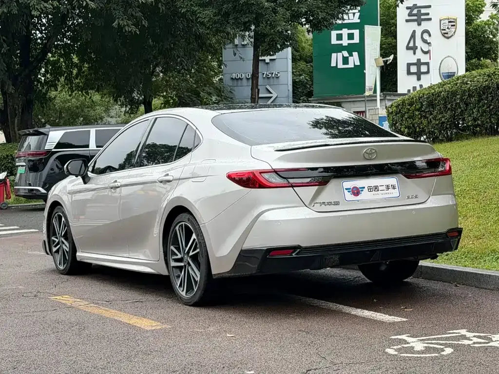 Toyota Camry — фото 9