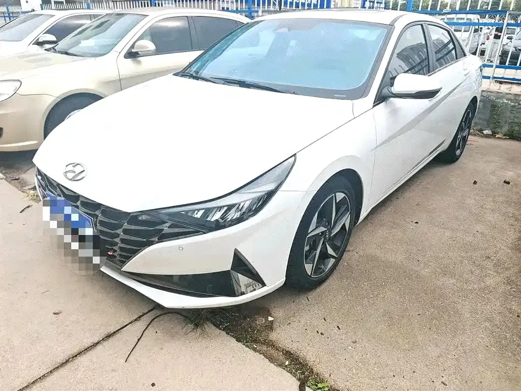 Hyundai Elantra — фото 1