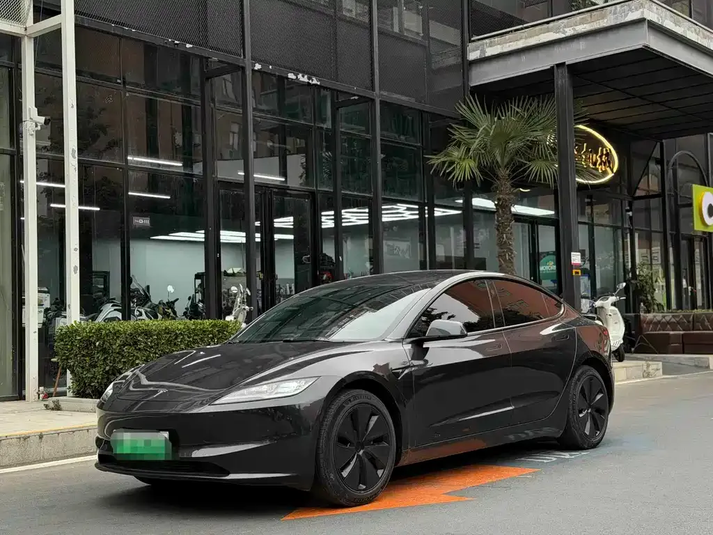 Tesla Model 3 — фото 1