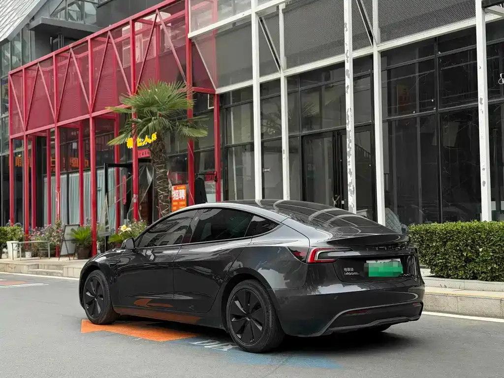 Tesla Model 3 — фото 9