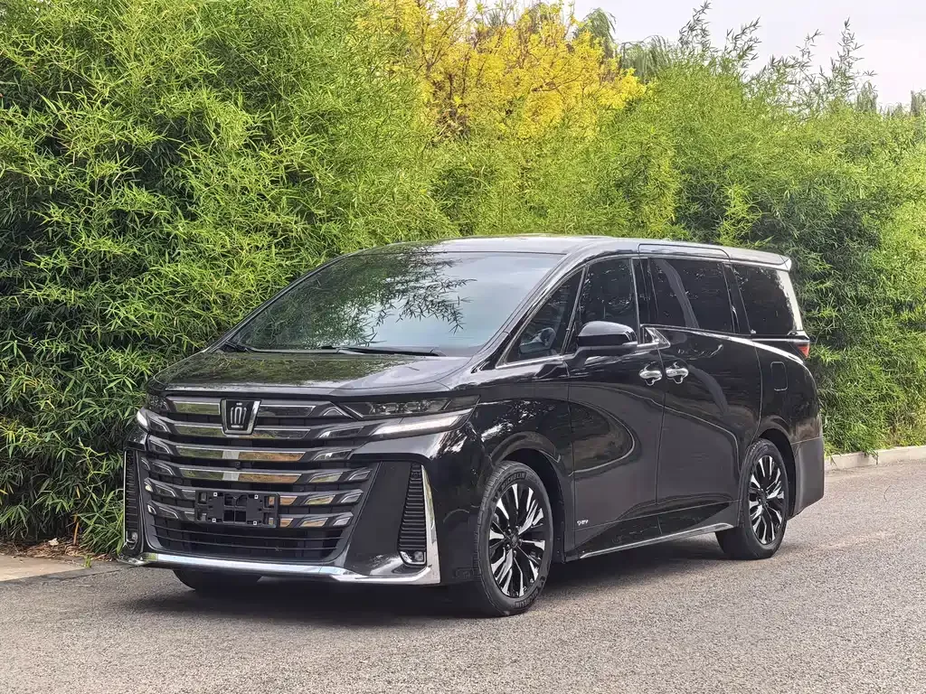 Toyota Vellfire — фото 1