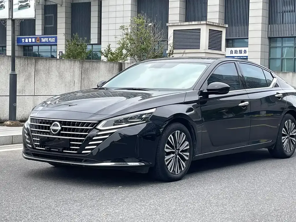 Nissan Teana — фото 1