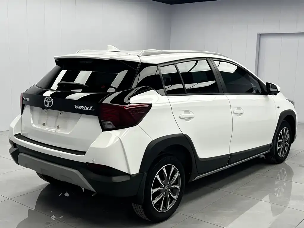 Toyota Yaris L — фото 9
