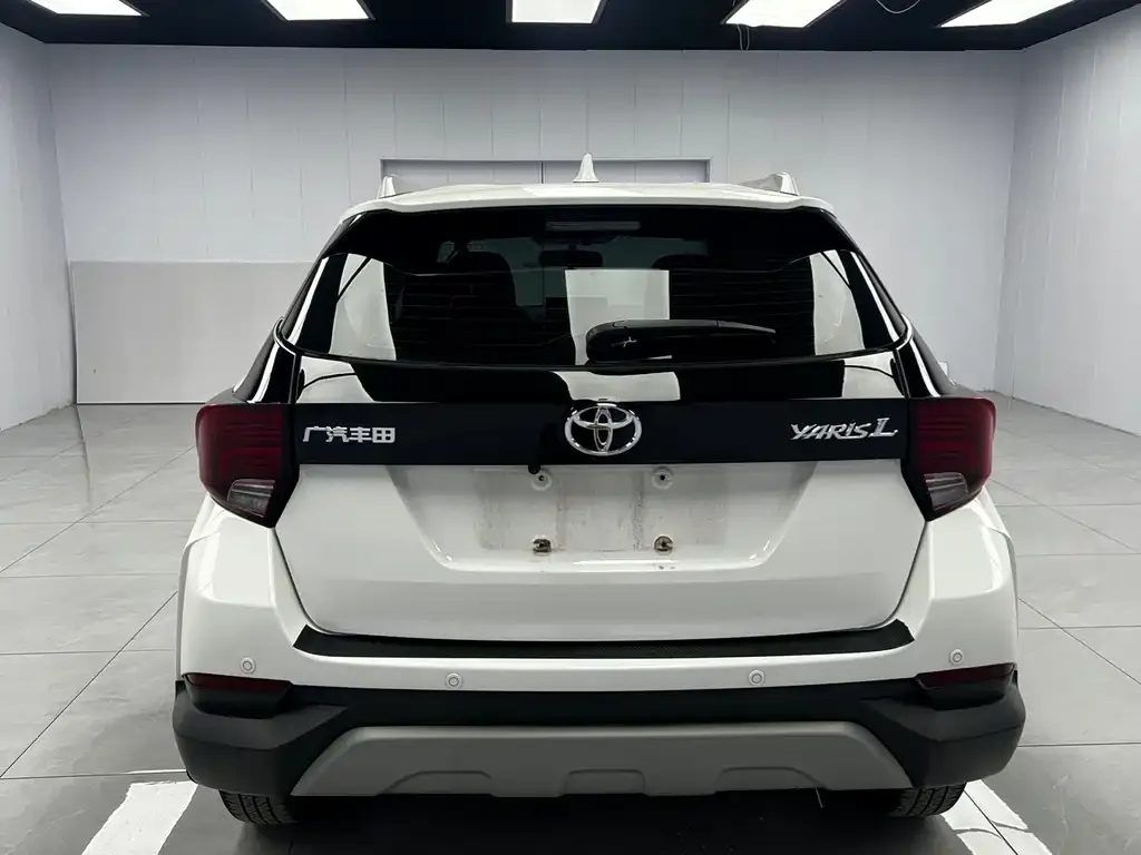 Toyota Yaris L — фото 5