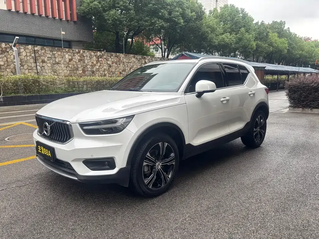 Volvo XC40 — фото 1