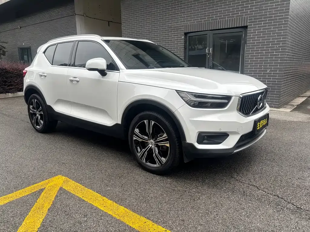 Volvo XC40 — фото 6