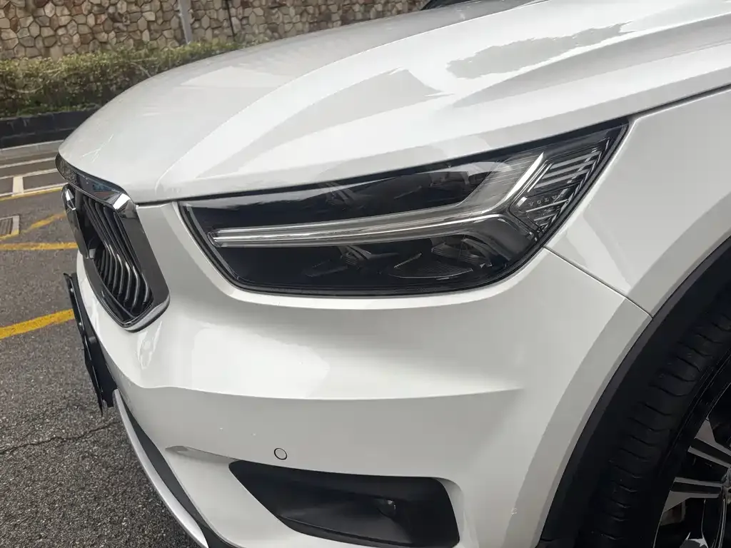 Volvo XC40 — фото 3