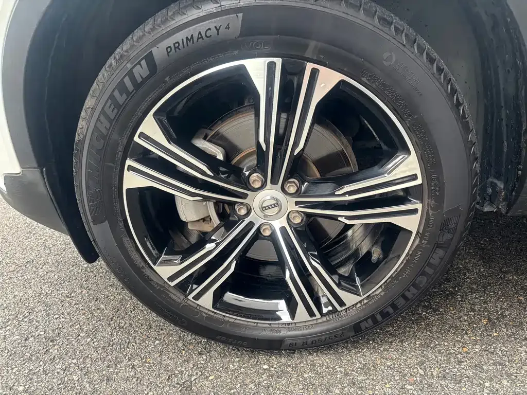 Volvo XC40 — фото 9