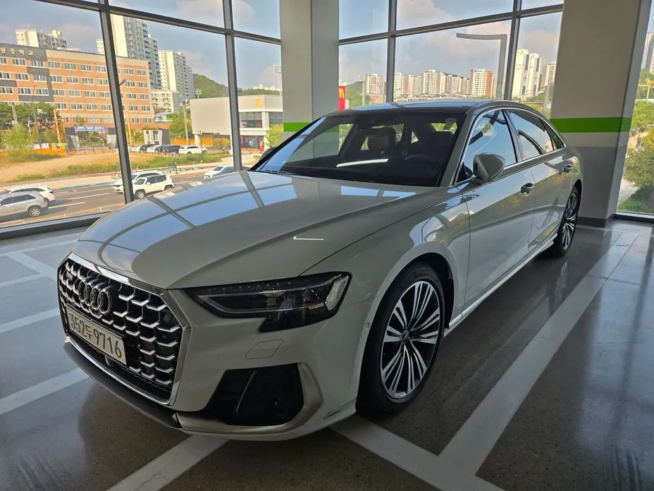 Audi A8 — фото 1