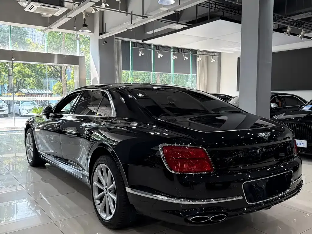 Bentley Flying Spur — фото 10