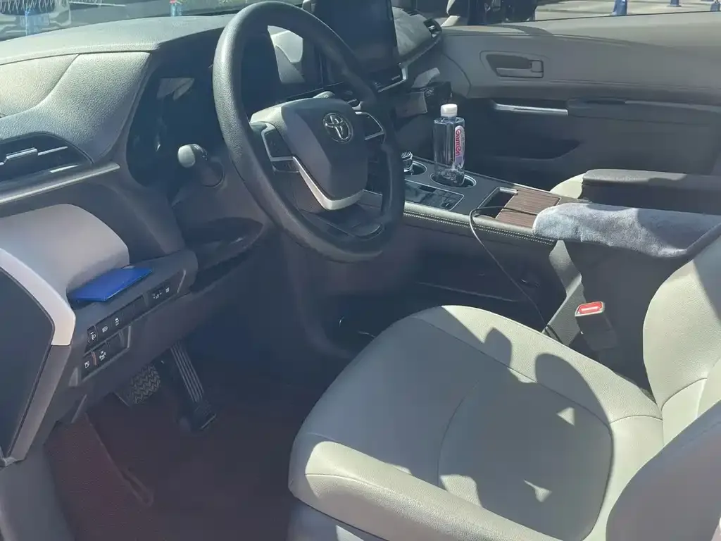 Toyota Granvia — фото 4