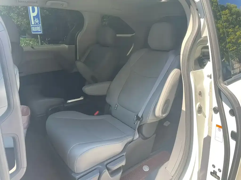 Toyota Granvia — фото 2