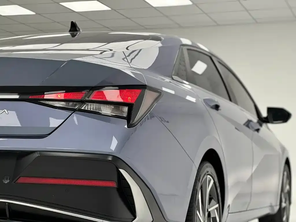 Hyundai Elantra — фото 7
