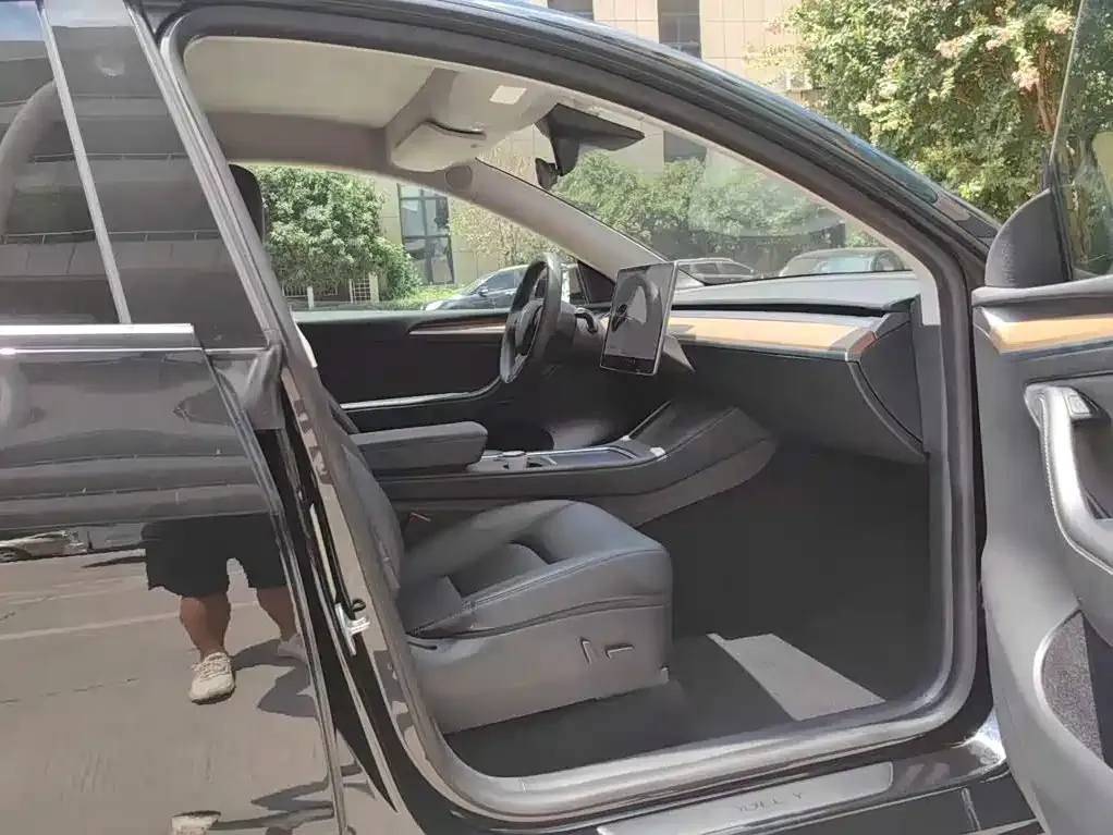 Tesla Model Y — фото 9