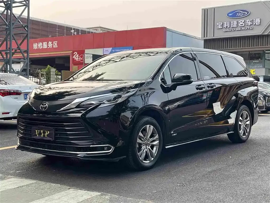 Toyota Sienna — фото 1