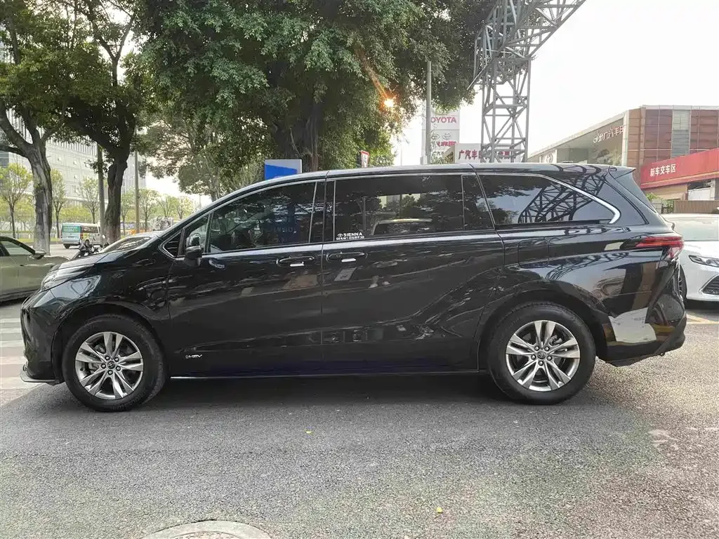 Toyota Sienna — фото 8