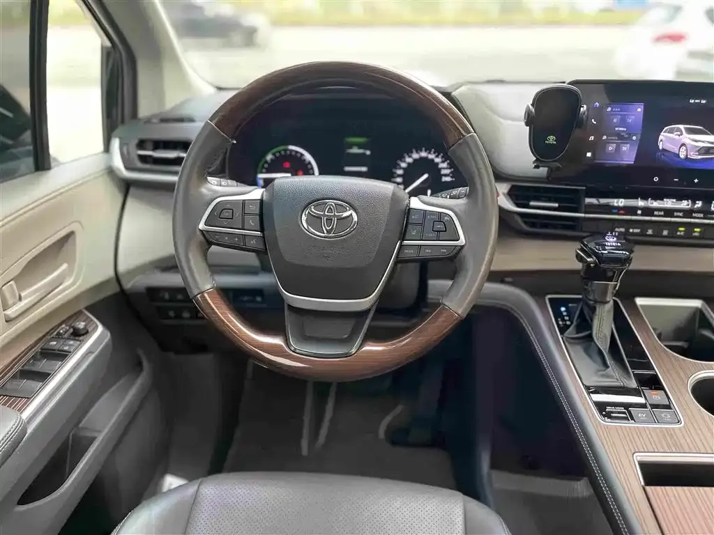 Toyota Sienna — фото 3