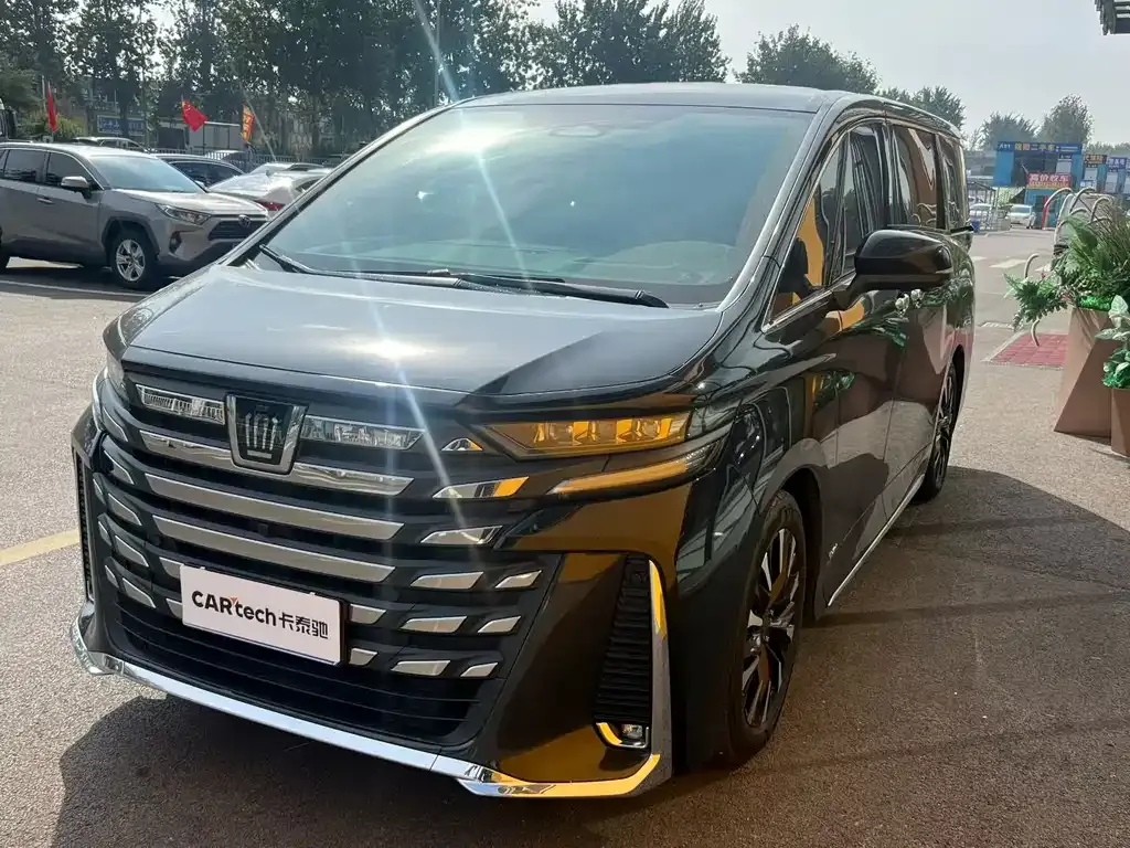Toyota Vellfire — фото 1