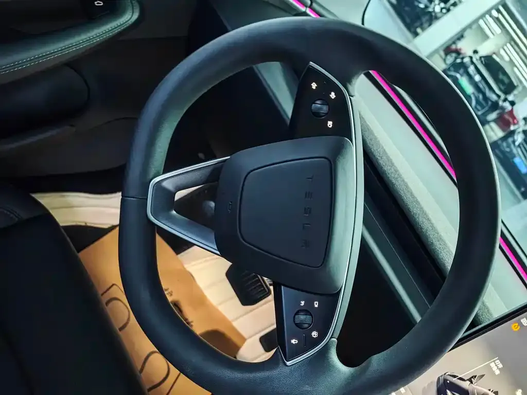 Tesla Model 3 — фото 10