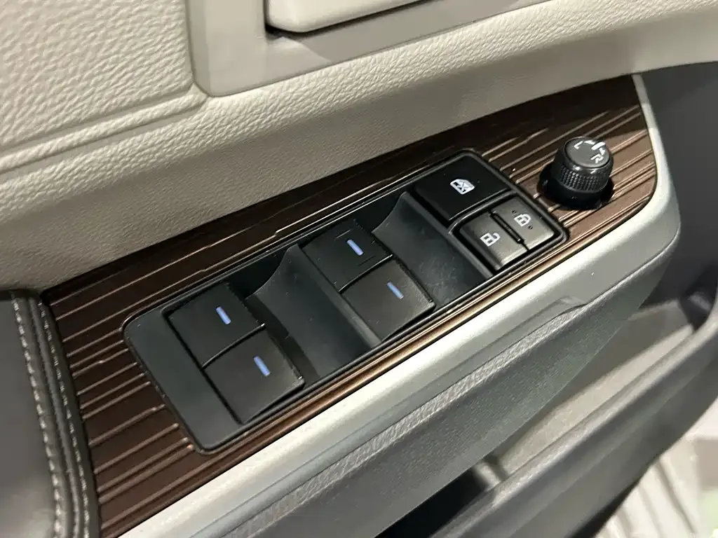 Toyota Granvia — фото 7