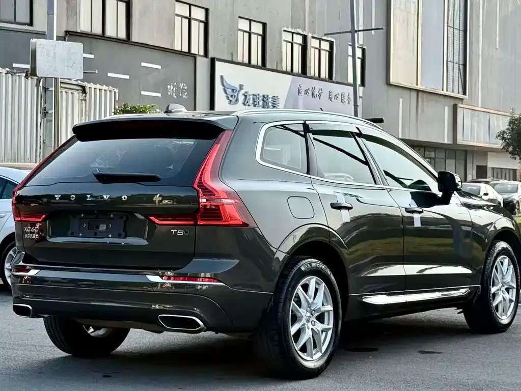 Volvo XC60 — фото 8