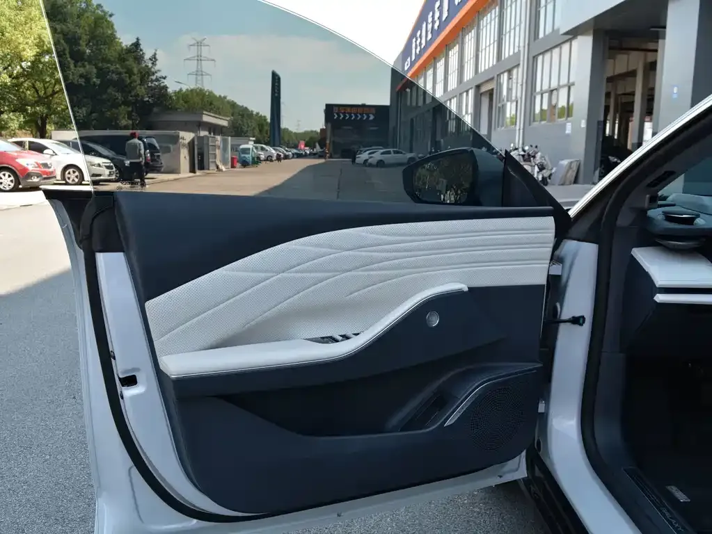 Geely Galaxy E8 — фото 10