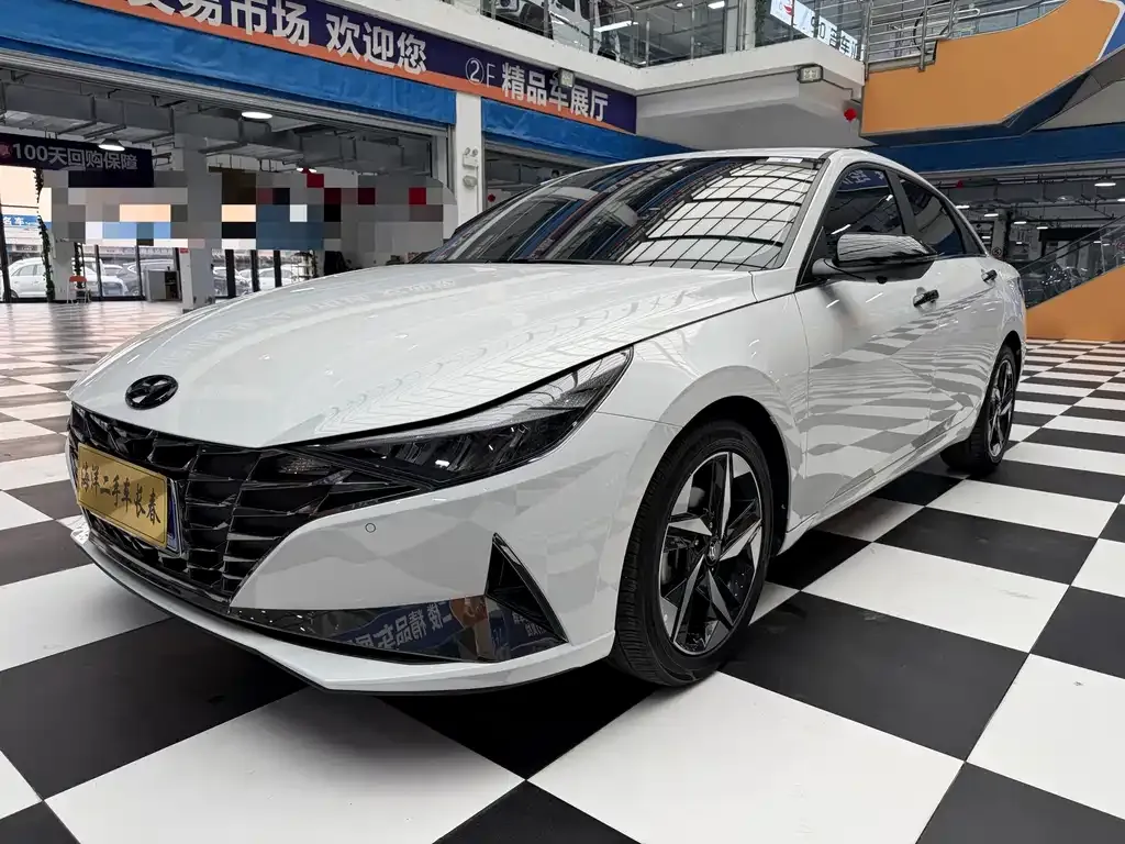 Hyundai Elantra — фото 1
