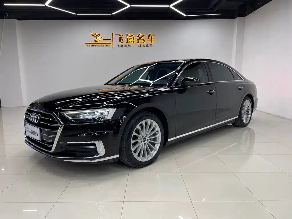 Audi A8 — фото 1