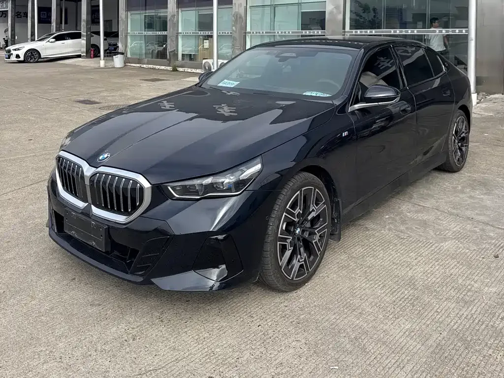 BMW 5 Series — фото 1
