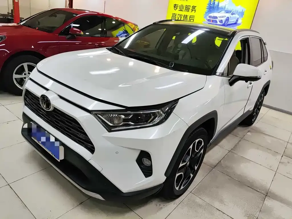Toyota RAV4 — фото 1